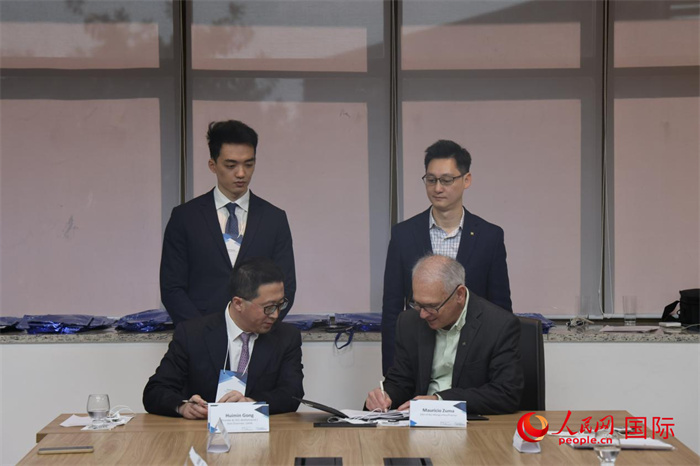 座談交流會上，中歐校友醫療健康產業協會與奧斯瓦爾多·克魯茲基金會簽署了合作備忘錄。人民網記者 時元皓攝