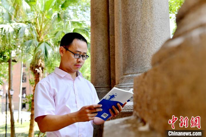 圖為福建師范大學教育學院臺灣教師陳昭志正在看書。　呂明 攝