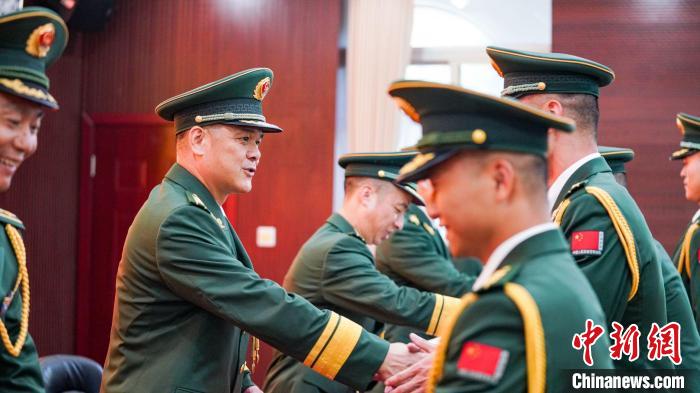 首長為晉銜官兵頒發任命狀。　張煜梁 攝