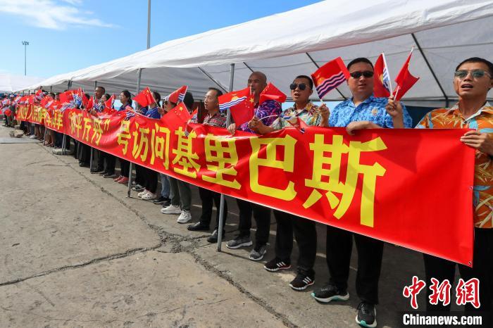 華僑華人、中資機構等拉起橫幅，歡迎“和平方舟”號醫院船來訪?！⌒煳?攝