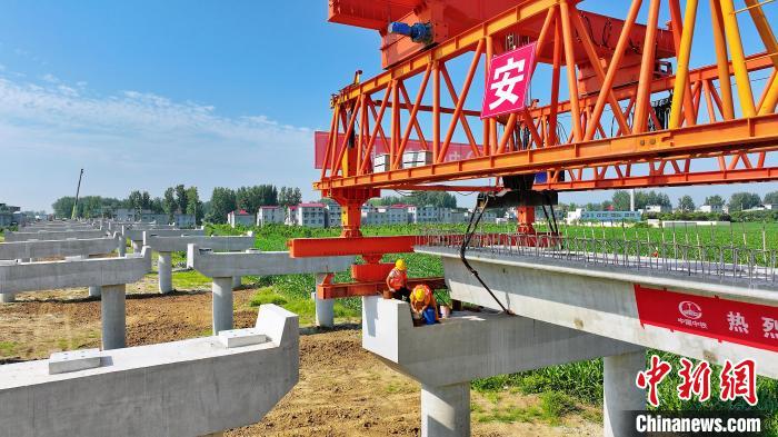 長25米重80噸的箱梁平穩、精準地落在S314分離式立交橋25號和26號墩上。　劉玉才 攝