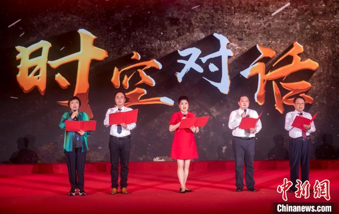 陶侃與陳望道之孫陳曉帆、顏福慶之孫顏志淵、榮毅仁侄女榮智豐深情朗誦《與統(tǒng)戰(zhàn)先輩的時空對話》。　張昊 攝