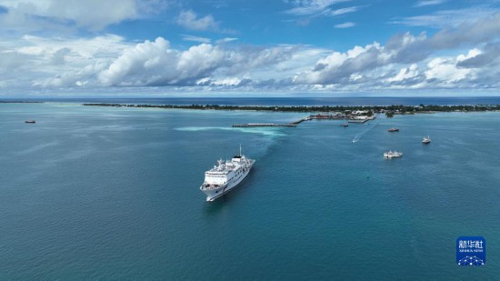 7月22日，中國海軍“和平方舟”號醫院船結束基里巴斯訪問，駛離塔拉瓦港。新華社發（桂江波 攝）