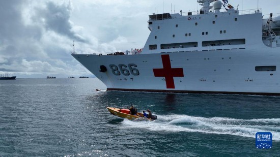 7月22日，中國海軍“和平方舟”號醫院船駛離塔拉瓦港途中，基里巴斯當地民眾駕船揮手告別。新華社發（桂江波 攝）
