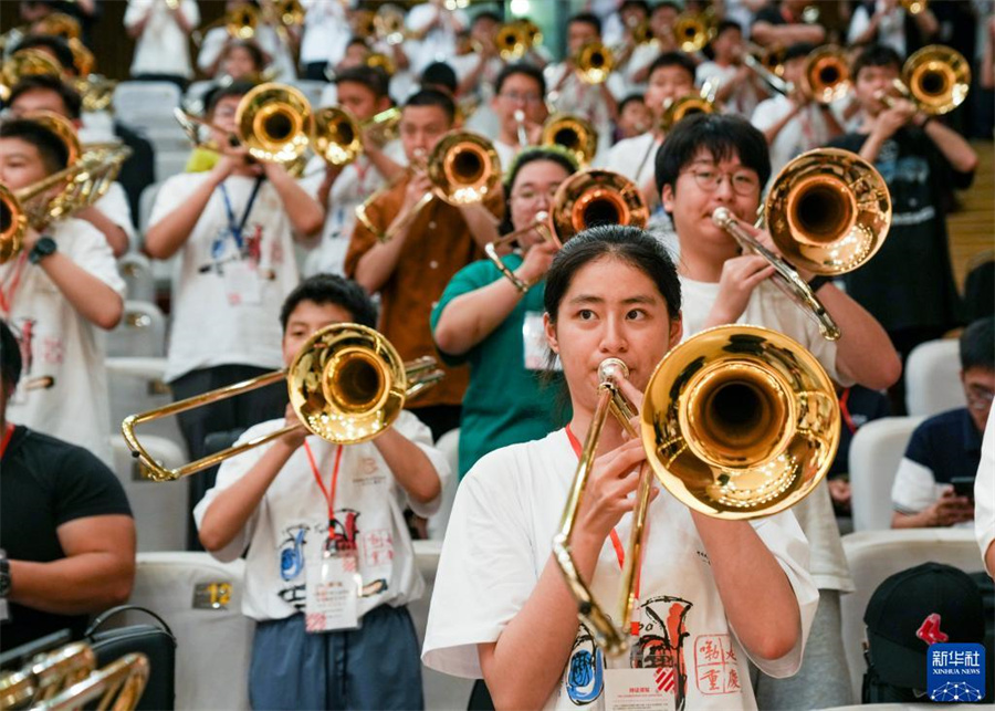 8月1日，在第九屆中國國際低音銅管藝術節的一場公益大師課上，低音銅管樂器愛好者在練習長號。新華社記者 劉潺 攝
