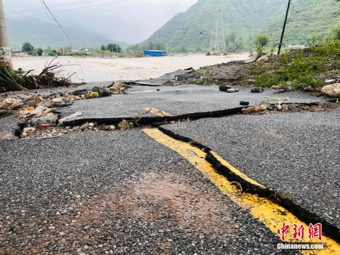 受臺(tái)風(fēng)“杜蘇芮”影響，7月29日至8月1日，河北省淶水縣普降暴雨，持續(xù)強(qiáng)降雨和強(qiáng)風(fēng)天氣引發(fā)洪水險(xiǎn)情。連日來(lái)，當(dāng)?shù)亟M織數(shù)千人搶險(xiǎn)救援隊(duì)伍，集中力量加快排水、清理路面、救援拋錨車輛、搶修倒伏電線桿等工作。8月1日，方便面、飲用水、火腿腸、面包等首批調(diào)撥救災(zāi)物資送抵救災(zāi)一線，并于當(dāng)天發(fā)放到受災(zāi)群眾手中。目前，淶水縣受損交通、電力、通信等基礎(chǔ)設(shè)施正在加緊搶修，山區(qū)受困人員已分批轉(zhuǎn)移，各項(xiàng)搶險(xiǎn)救災(zāi)工作正在有序進(jìn)行中。圖為淶水縣婁村鎮(zhèn)南安莊村被洪水沖毀的路面。(文/呂子豪 楊猛)李金璐 攝