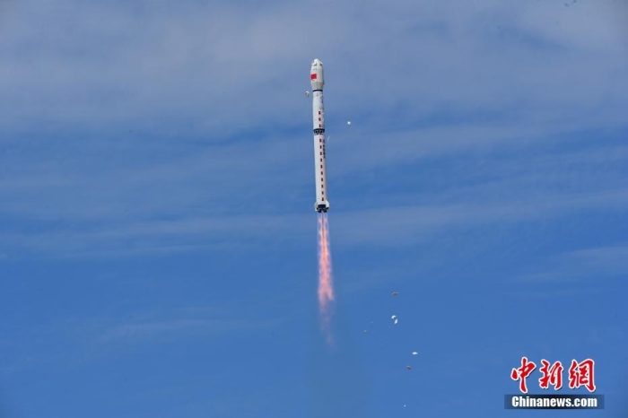 8月3日11時(shí)47分，中國在酒泉衛(wèi)星發(fā)射中心用長征四號丙遙四十四運(yùn)載火箭，成功發(fā)射風(fēng)云三號06星，衛(wèi)星順利進(jìn)入預(yù)定軌道，任務(wù)取得圓滿成功。該衛(wèi)星將接替在軌超期服役的風(fēng)云三號C星，探測數(shù)據(jù)主要用于天氣預(yù)報(bào)、大氣化學(xué)和氣候變化監(jiān)測業(yè)務(wù)及研究。汪江波 攝