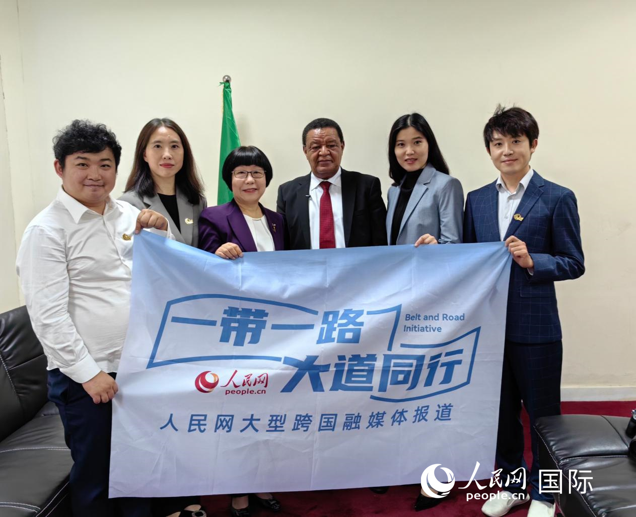 穆拉圖·特肖梅與人民網記者合影。