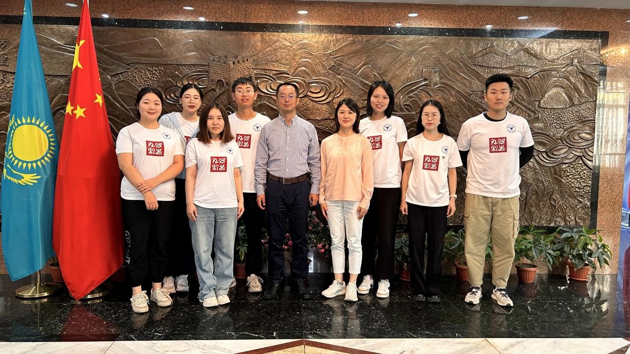 浙江大學(xué)實(shí)踐團(tuán)拜訪中國駐阿拉木圖總領(lǐng)館。浙江大學(xué)供圖