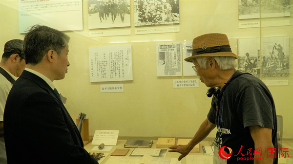 毒氣島歷史研究所事務(wù)局長(zhǎng)山內(nèi)正之在毒氣資料館為大家介紹日軍發(fā)動(dòng)毒氣戰(zhàn)的罪證。人民網(wǎng) 蔣曉辰攝