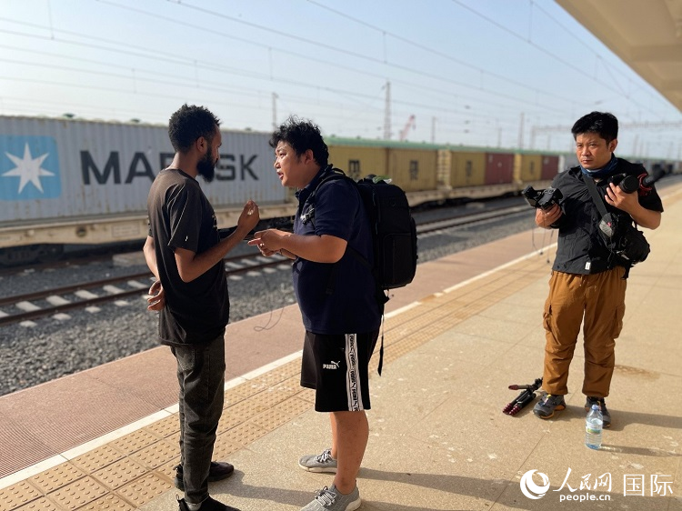 亞吉鐵路吉布提線工作人員介紹列車運營情況。人民網記者 趙艷紅攝