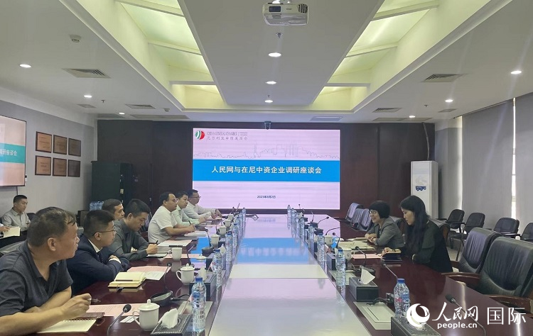 尼日利亞中國商會企業代表與人民網記者座談。
