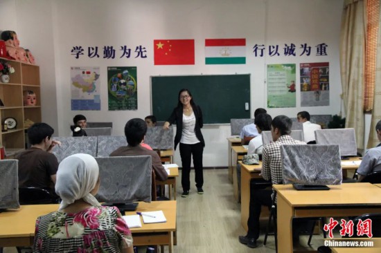 2014年，塔吉克斯坦國立民族大學的孔子學院內，教師正在為塔吉克斯坦學生授課。田冰 攝