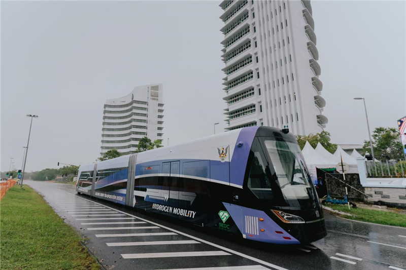 9月6日下午，由中車株洲所自主研發制造的全球首輛氫能源智軌電車正式亮相馬來西亞砂拉越州古晉市。中車株洲所供圖