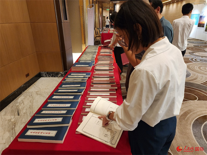 現(xiàn)場嘉賓參觀“根脈尋蹤”泉州百個家族移民菲律賓族譜展。人民網(wǎng)記者 樊帆攝