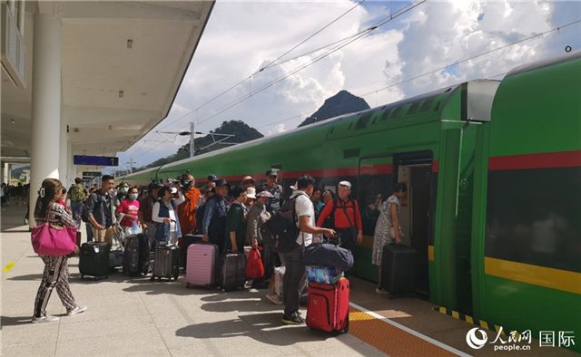乘坐中老鐵路國際旅客列車的旅客在老撾瑯勃拉邦站排隊上車。人民網記者 杜明明攝