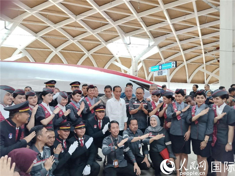 印尼總統(tǒng)佐科與雅萬高鐵乘務(wù)員及中印尼嘉賓合影。人民網(wǎng)記者 李培松攝