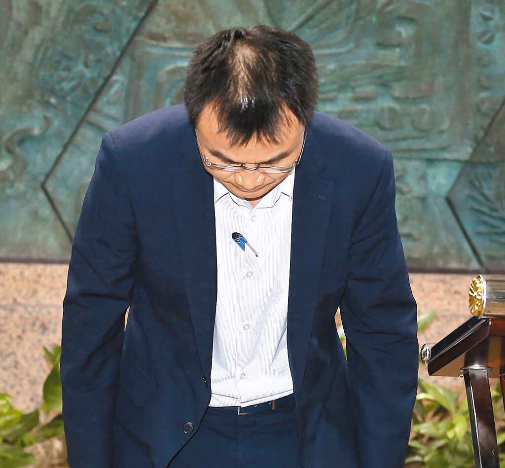 臺農(nóng)業(yè)部門負責(zé)人陳吉仲19日傍晚舉行記者會說明項目進口雞蛋議題，當(dāng)日晚間8點在臉書上宣布辭職。 圖片來源：臺灣“中時新聞網(wǎng)”