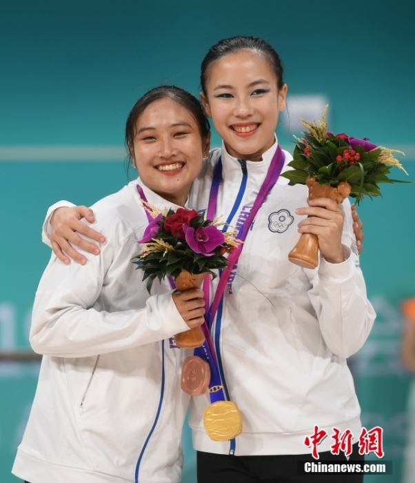 10月7日，杭州第19屆亞運會輪滑項目女子花樣輪滑單人滑長節(jié)目決賽在錢塘輪滑中心舉行。結(jié)合短節(jié)目決賽成績，中國臺北選手洪筱晴(左)以94.38分的總成績奪得女子花樣輪滑單人滑冠軍，中國臺北選手張致如(右)獲得季軍。<a target='_blank' href='/'><p  align=