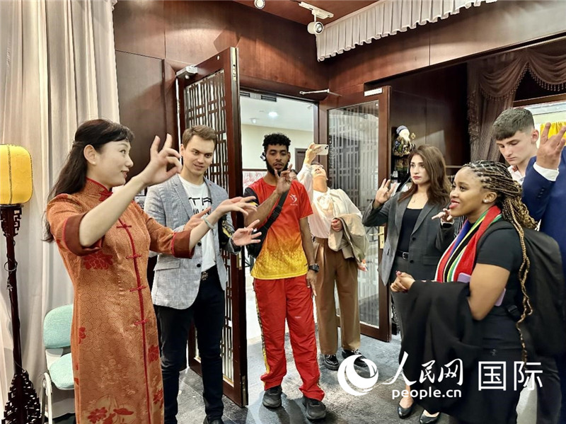 國際民間人士代表團參觀古北市民中心昆曲教室。人民網記者 周雨攝