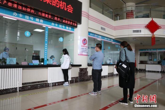 資料圖：市民在醫院門診大廳間隔排隊掛號。<a target='_blank' href='/'><p  align=