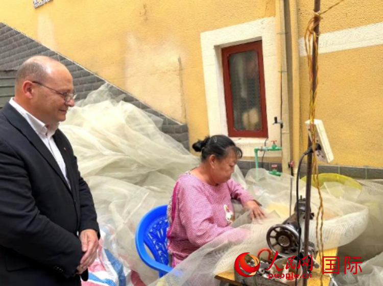 馬耳他瑪格麗特中學“中國角”教師馬丁·阿佐帕迪在福建省寧德市下歧村參觀。人民網記者 周雨攝