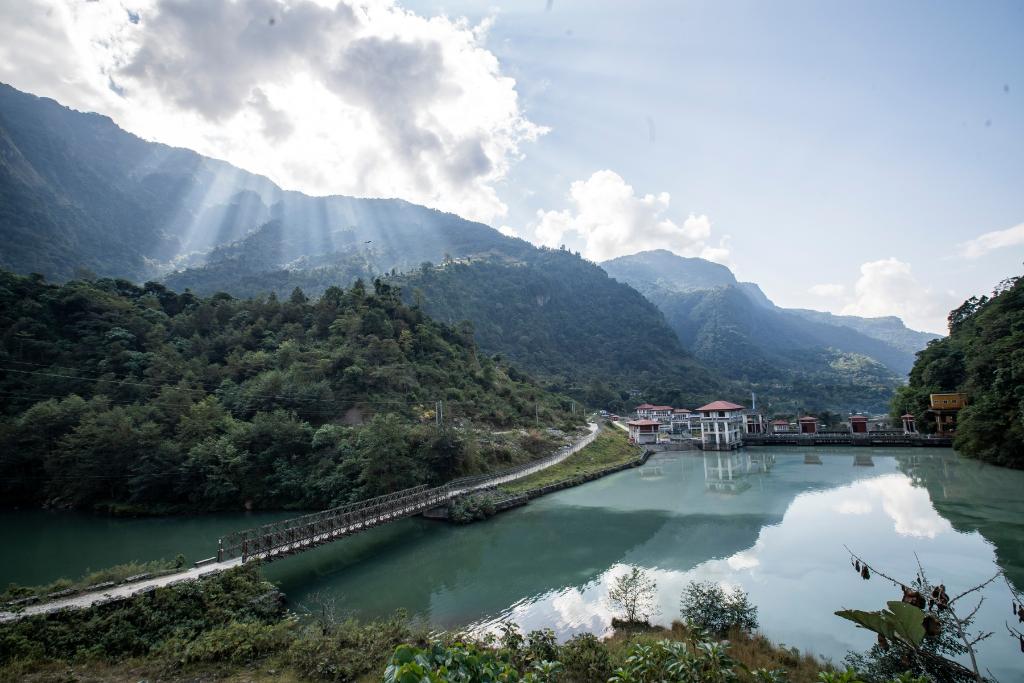 這是2022年11月8日拍攝的尼泊爾上馬相迪A水電站大壩。上馬相迪A水電站位于尼泊爾西部勒姆宗縣，2013年1月開工建設，2017年1月1日投入商業運營。該水電站投入運營以來，極大緩解了尼泊爾電力緊缺局面。新華社發（哈里·馬哈爾詹 攝）