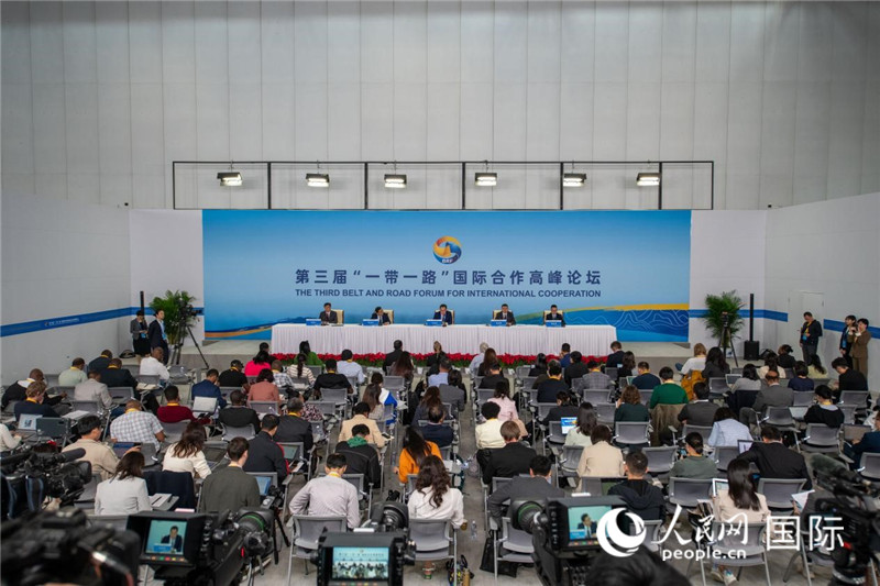 10月16日，第三屆“一帶一路”國際合作高峰論壇新聞中心在北京國家會議中心舉行首場吹風會，邀請自然資源部國際合作司和相關單位負責人介紹有關情況，并回答記者提問。人民網記者 翁奇羽攝