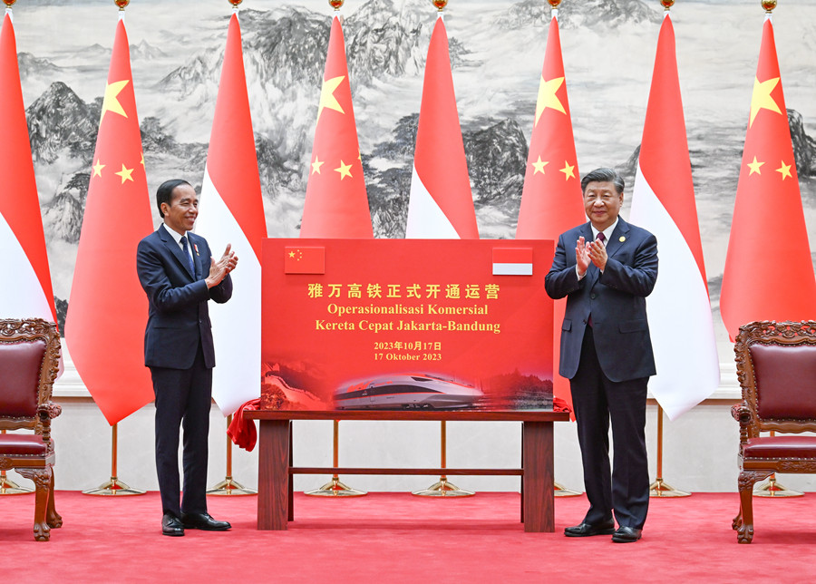 10月17日下午，國家主席習近平在北京人民大會堂同來華出席第三屆“一帶一路”國際合作高峰論壇并進行國事訪問的印度尼西亞總統(tǒng)佐科舉行會談。會談后，兩國元首共同為雅萬高鐵正式開通運營揭幕。