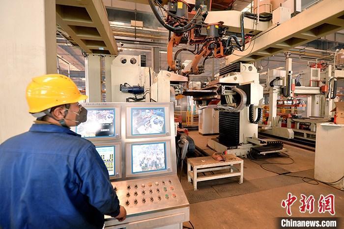 資料圖：車間內工作人員進行機器操作。<a target='_blank' href='/' _fcksavedurl='/'><p  align=