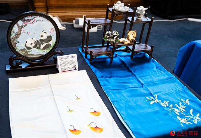 活動現場的現場文創展、互動體驗區、非遺區展示。人民網 郭錦標攝