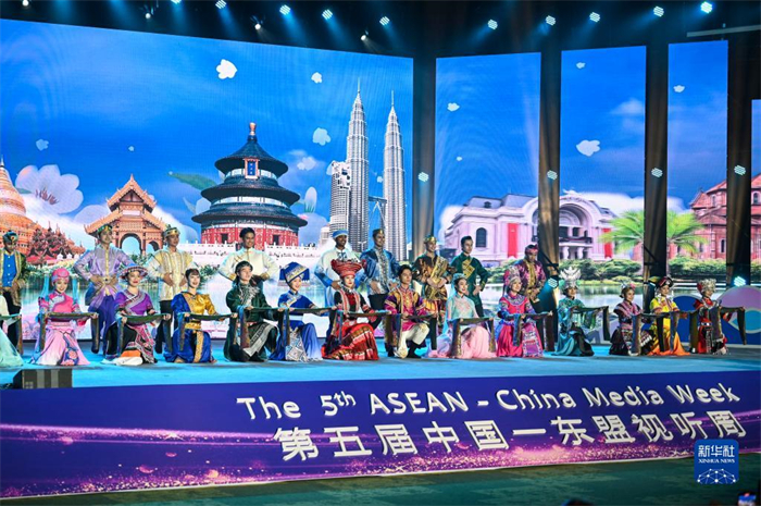 10月21日，在馬來(lái)西亞行政首都普特拉賈亞，演員在第五屆中國(guó)—東盟視聽(tīng)周開(kāi)幕活動(dòng)上表演。新華社記者 程一恒 攝