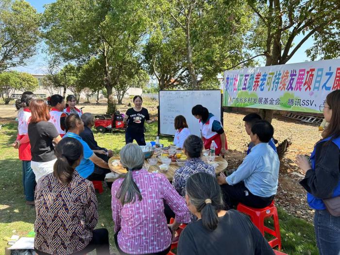 10月23日，廣東韶關(guān)農(nóng)村的互助養(yǎng)老探索，結(jié)合仁化縣董塘鎮(zhèn)新龍村的重陽節(jié)活動(dòng)，將村支書、婦女主任、項(xiàng)目管理人員、新龍村助老員、村民志愿者、健康熱心的老人聚集在一起。 受訪者供圖