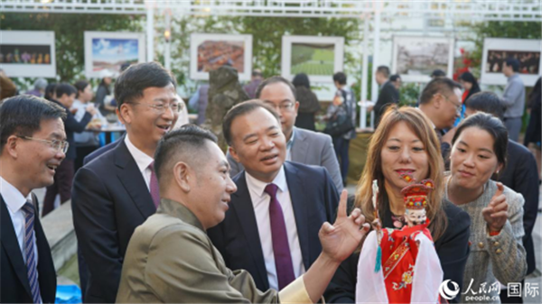 嘉賓欣賞福建布袋木偶。人民網(wǎng)記者 鄧圩攝