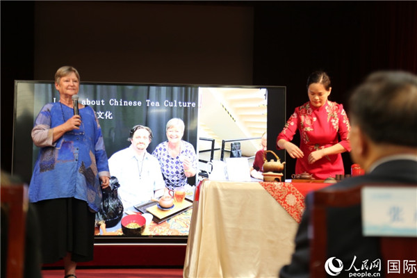 福建名茶的美國粉絲辛迪·忒斯庫（Cindy Tuisku）向前來參加推介會的嘉賓講述功夫茶道。人民網記者 鄧圩攝