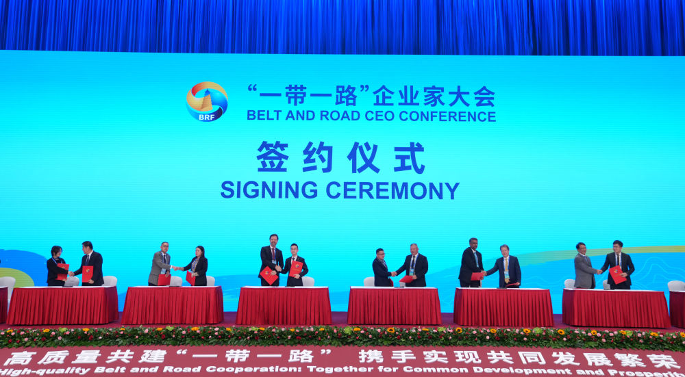 這是2023年10月17日拍攝的“一帶一路”企業家大會簽約儀式現場。新華社記者 王毓國 攝
