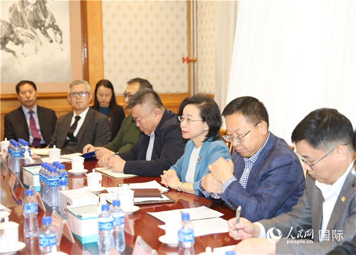 1.2023年10月30日，沈敏娟（右三）大使與中企代表座談。人民網記者 霍文攝