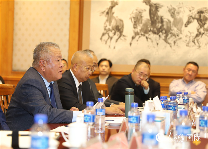 2.2023年10月30日，張義波（左一）會長匯報商會工作情況。人民網記者 霍文攝