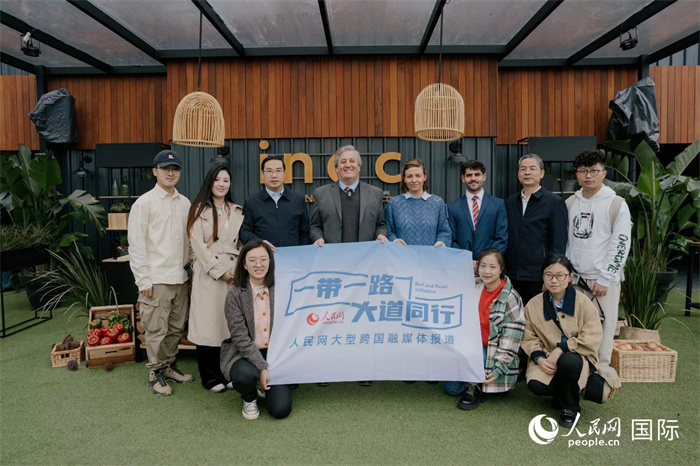在烏拉圭第118屆普拉多牧農(nóng)業(yè)國際博覽會上，烏拉圭國家肉類協(xié)會主席與人民網(wǎng)記者合影。人民網(wǎng)記者 張若涵攝