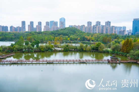 秋日時節(jié)，觀山湖公園景色美不勝收。人民網(wǎng) 陽茜攝