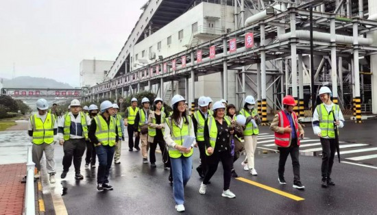   2023“一帶一路”媒體合作論壇聯(lián)合采訪團走進國家電投江西公司分宜電廠廠區(qū)。（本報記者 周歡攝）