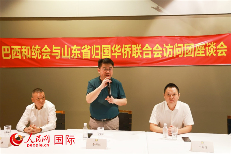 中國(guó)僑聯(lián)副主席、山東省僑聯(lián)主席李興鈺（中）在座談會(huì)上致辭。人民網(wǎng)記者 陳海琪攝
