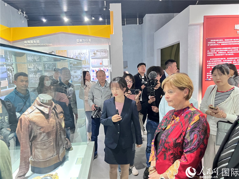 飛虎隊指揮官陳納德將軍外孫女嘉蘭惠（右）在參觀昆明市博物館展示的文物。人民網 趙瞳攝
