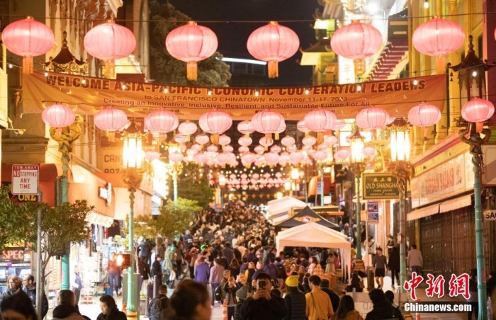 當(dāng)?shù)貢r間11月10日，美國舊金山唐人街夜市人頭攢動。亞太經(jīng)合組織(APEC)第三十次領(lǐng)導(dǎo)人非正式會議將在舊金山舉行，當(dāng)?shù)靥迫私钟媱澟e辦包括夜市在內(nèi)的多場活動，以吸引與會者、游客和市民的光顧。<a target='_blank' href='/'><p  align=