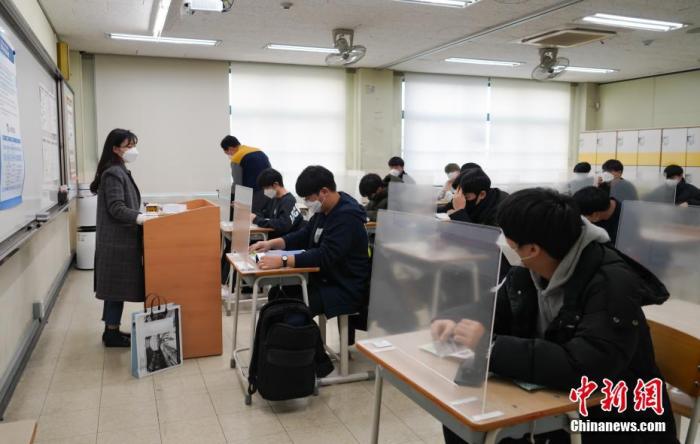 12月3日，延遲近一個月的韓國高考舉行。據韓國教育部消息，今年考生約49.34萬人，創歷史最低紀錄。圖為在首爾某考點內，考桌上設有隔板。