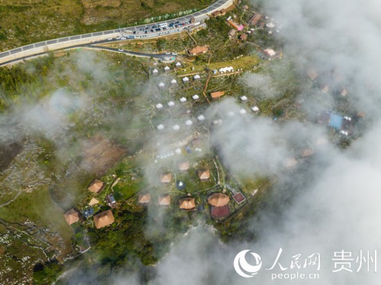 航拍掩映在晨間薄霧中的“花都里·化屋野奢度假營地“。人民網 陽茜攝