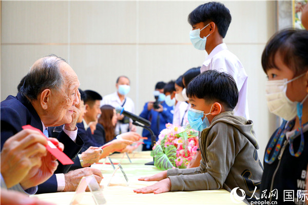 圖為獎助學金頒發現場。人民網記者 白元琪攝