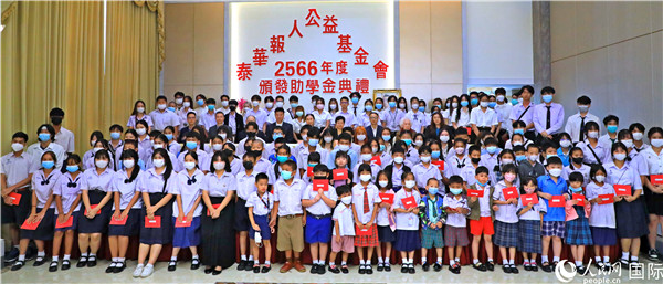 圖為出席嘉賓和現場獲獎學生合影留念。人民網記者 白元琪攝