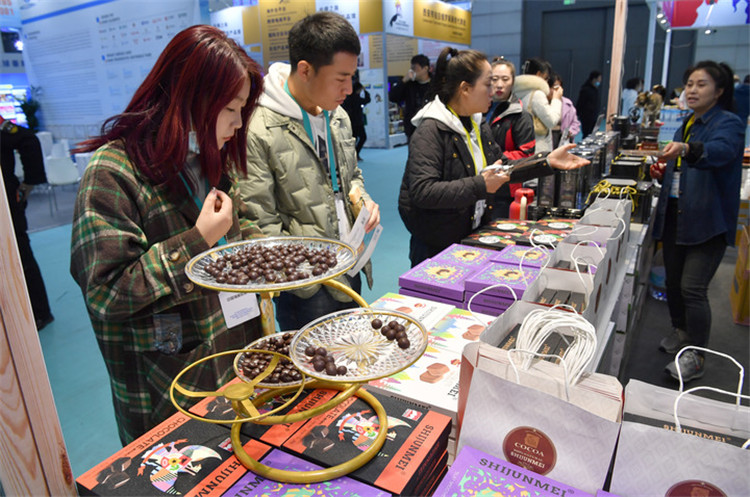 11月16日，觀眾在第七屆絲博會(huì)印度尼西亞展位上參觀選購(gòu)食品。新華社記者 邵瑞 攝
