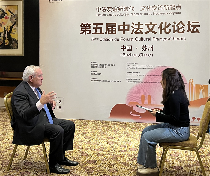 法國前總理、法國展望與創(chuàng)新基金會主席讓-皮埃爾·拉法蘭接受人民網(wǎng)的采訪。（國際在線供圖）